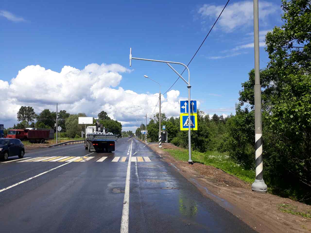Установка дорожных знаков на трассе Москва - Санкт-Петербург