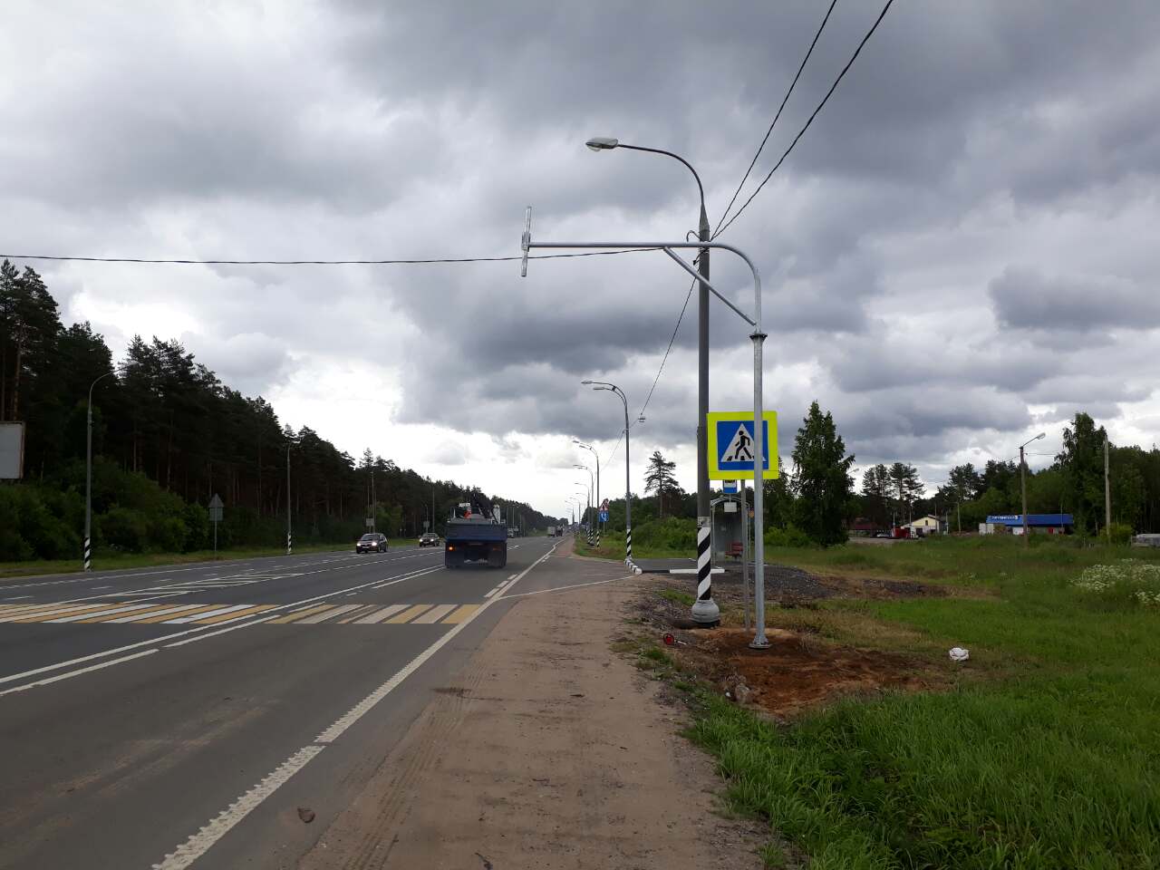 Установка дорожных знаков на трассе Москва - Санкт-Петербург