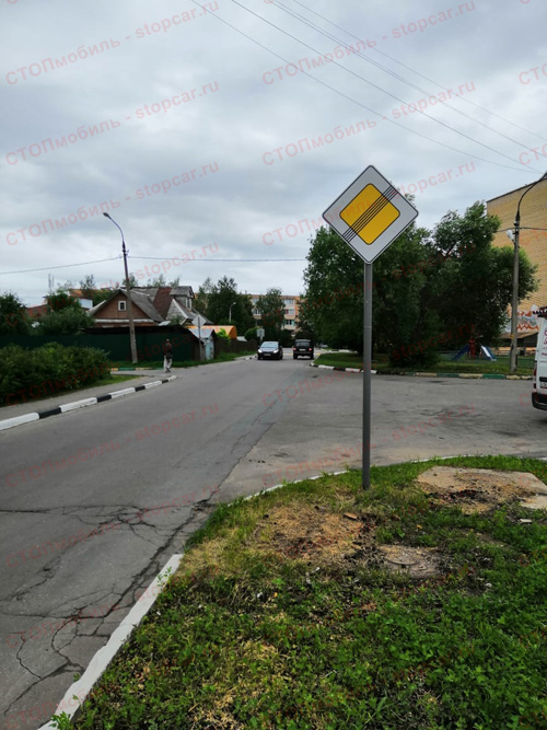 Установка дорожного знака - Конец главной дороги - в городе Руза на Новой улице