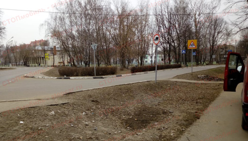 Установка дорожных знаков (осторожно - дети, запрет въезда грузовым автомобилям) в Лобне на ул. Булычёва